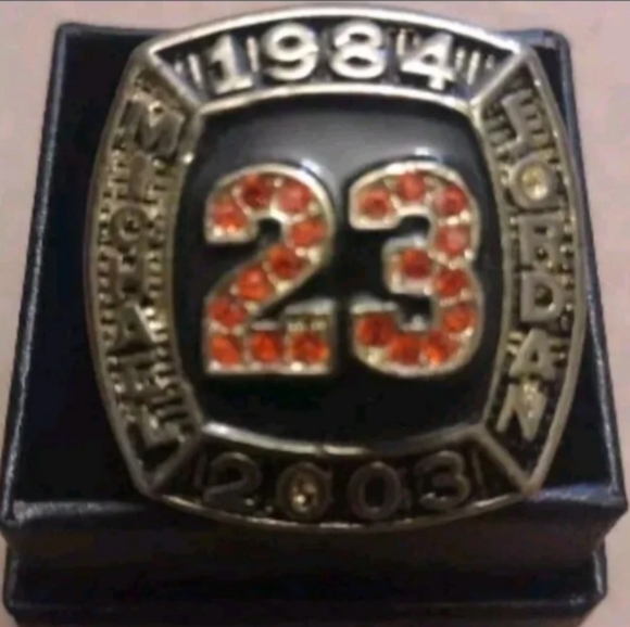 NEW! MICHAEL JORDAN CAREER HALL OF FAME SIZE 11 RING WITH RING BOX & POSTERS SET - Picture 1 of 17